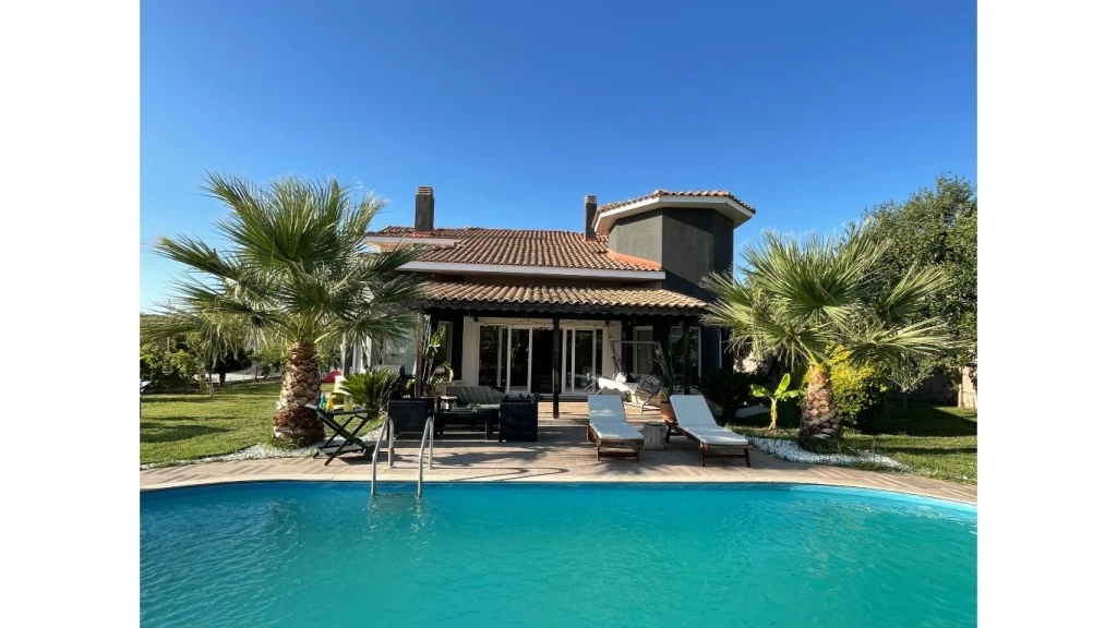 İzmir Foça da, Aileler için Uygun, 4 Yatak Odalı, Havuzlu ve Şömineli Kiralık Villa
