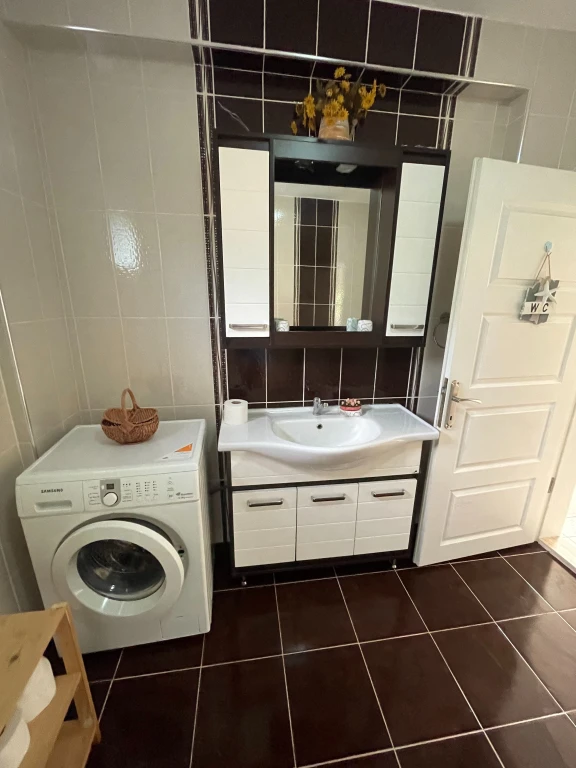 İzmir Foça da, Aileler için Uygun, 4 Yatak Odalı, Havuzlu ve Şömineli Kiralık Villa