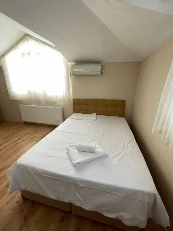 İzmir Foça da, Aileler için Uygun, 4 Yatak Odalı, Havuzlu ve Şömineli Kiralık Villa