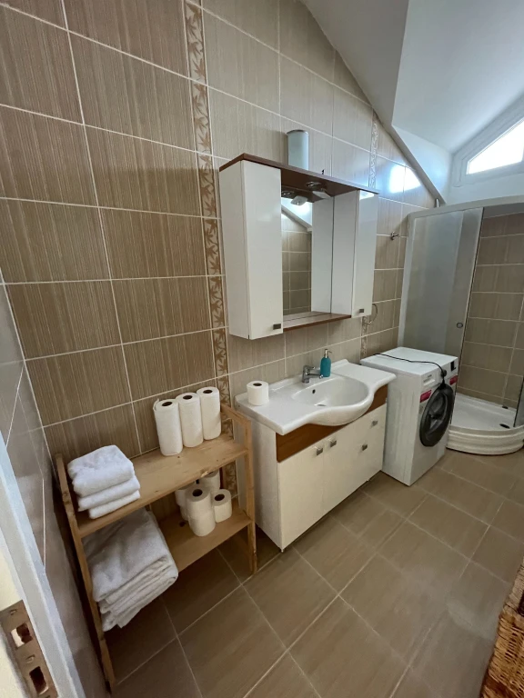 İzmir Foça da, Aileler için Uygun, 4 Yatak Odalı, Havuzlu ve Şömineli Kiralık Villa