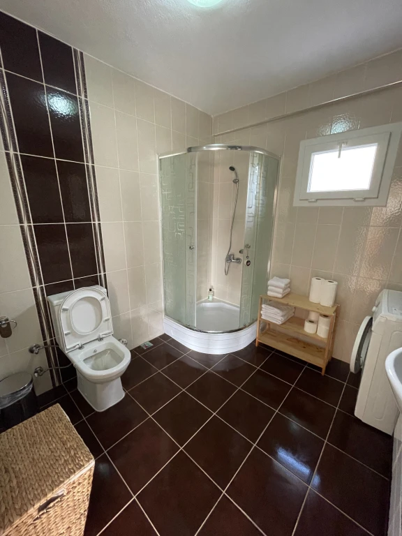 İzmir Foça da, Aileler için Uygun, 4 Yatak Odalı, Havuzlu ve Şömineli Kiralık Villa