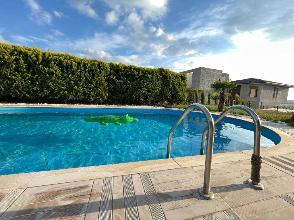 İzmir Foça da, Aileler için Uygun, 4 Yatak Odalı, Havuzlu ve Şömineli Kiralık Villa