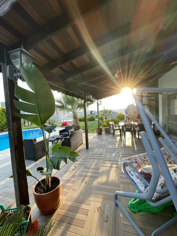 İzmir Foça da, Aileler için Uygun, 4 Yatak Odalı, Havuzlu ve Şömineli Kiralık Villa