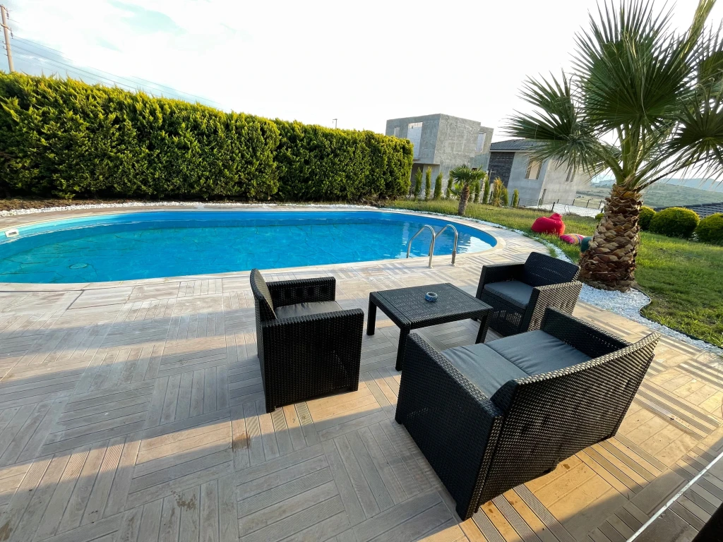 İzmir Foça da, Aileler için Uygun, 4 Yatak Odalı, Havuzlu ve Şömineli Kiralık Villa