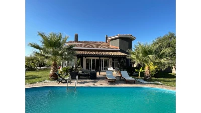 İzmir Foça da, Aileler için Uygun, 4 Yatak Odalı, Havuzlu ve Şömineli Kiralık Villa