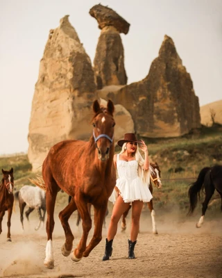 CAPPADOCIA PHOTO SHOOT WITH HORSES