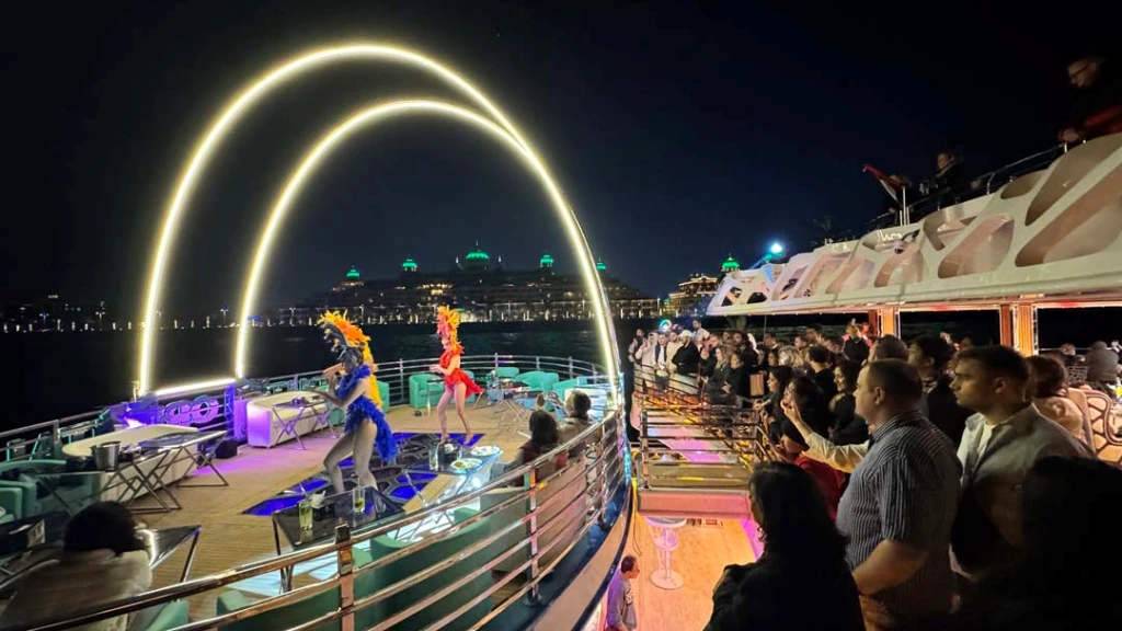Lotus Royale – Standard Dinner Cruise | Dubai Lüks Yat Turu