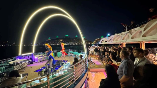 Lotus Mega Yacht – Croazieră standard pentru cină | Tur de lux cu iahtul în Dubai