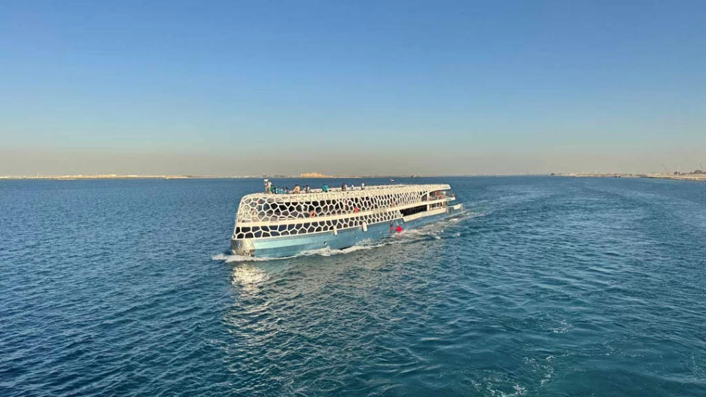 Lotus Royale – Standard Dinner Cruise | Dubai Lüks Yat Turu