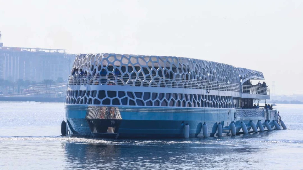 Lotus Royale – Standard Dinner Cruise | Dubai Lüks Yat Turu