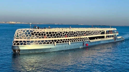 Lotus Mega Yacht – Croazieră standard pentru cină | Tur de lux cu iahtul în Dubai