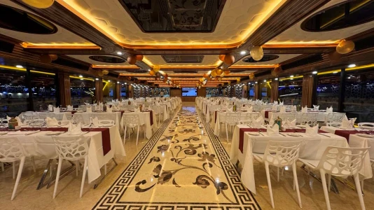 Lotus Mega Yacht – Croazieră standard pentru cină | Tur de lux cu iahtul în Dubai