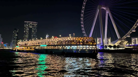 Lotus Mega Yacht – Croazieră standard pentru cină | Tur de lux cu iahtul în Dubai