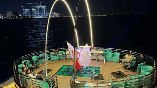 Lotus Mega Yacht – Croazieră standard pentru cină | Tur de lux cu iahtul în Dubai