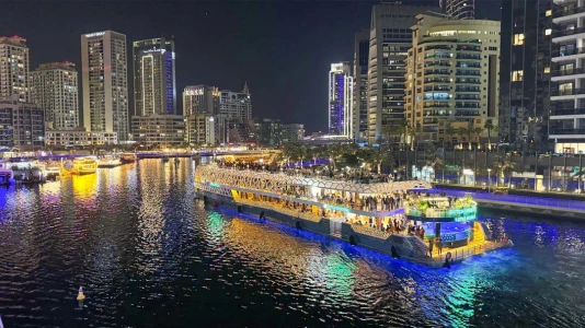 Lotus Mega Yacht – Croazieră standard pentru cină | Tur de lux cu iahtul în Dubai