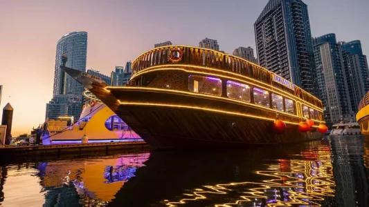 Cruise cu Dhow Alexandra în Dubai Marina | Tur cu cină pe barcă