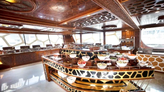 Cruise-ul Ocean Empress – Pachet Standard | Cină cu barca la Dubai Marina