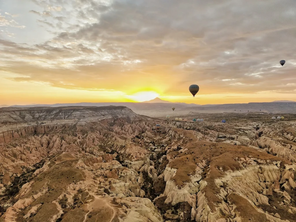 Pakovanje balona u vazduhu u Kapadokiji + Crvena tura (1 dan)