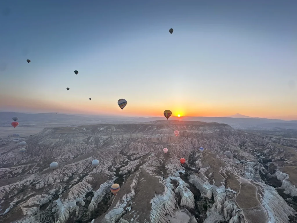 Pakovanje balona u vazduhu u Kapadokiji + Crvena tura (1 dan)
