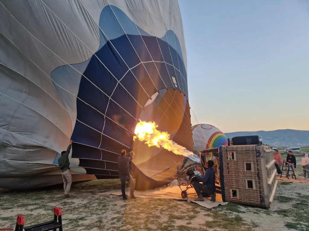 Pakovanje balona u vazduhu u Kapadokiji + Crvena tura (1 dan)