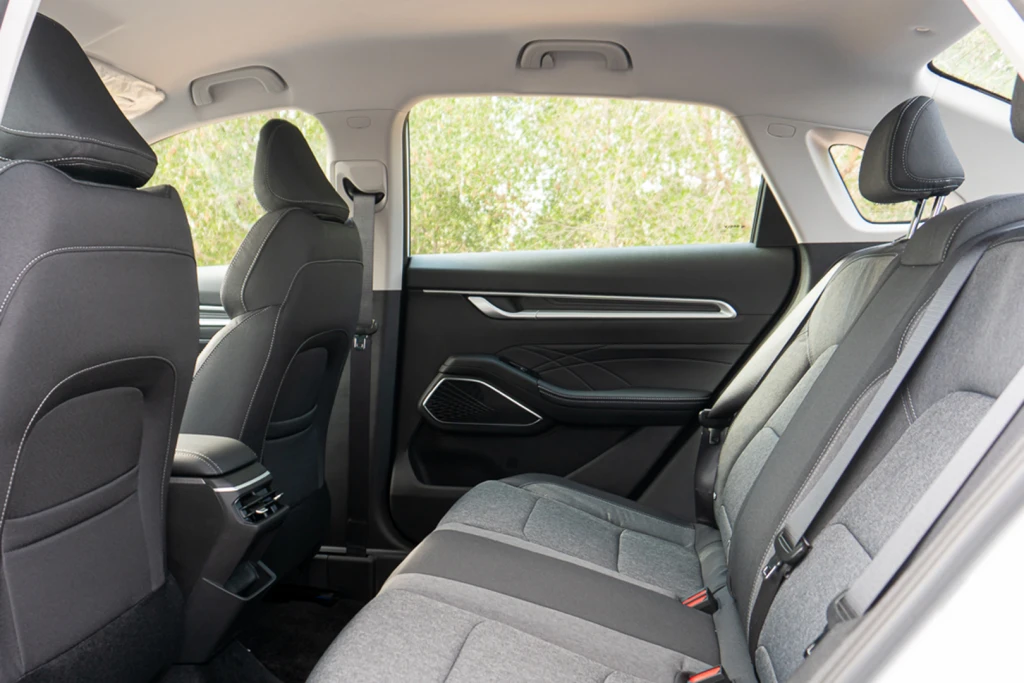 إيجار سيارة جيلي إمجراند دبي | 99 درهم يوميًا بدون إيداع