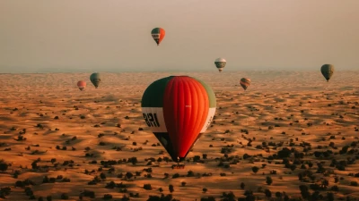 Voyage vers le ciel dans le désert de Dubaï : expérience en ballon