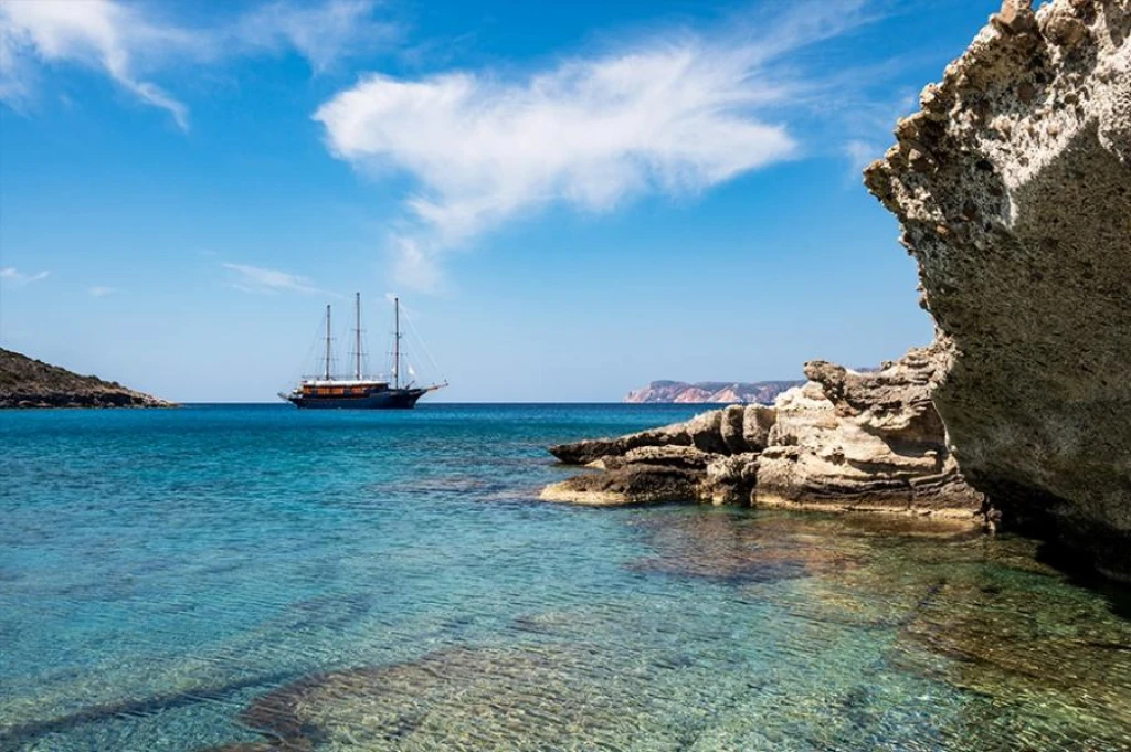 'Cyclades'in İncileri Gemisi: Zamansız Bir Yunan Adası Macerası'