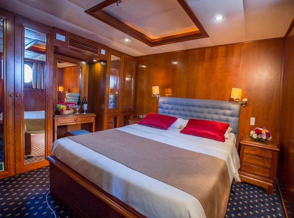 'Cyclades'in İncileri Gemisi: Zamansız Bir Yunan Adası Macerası'