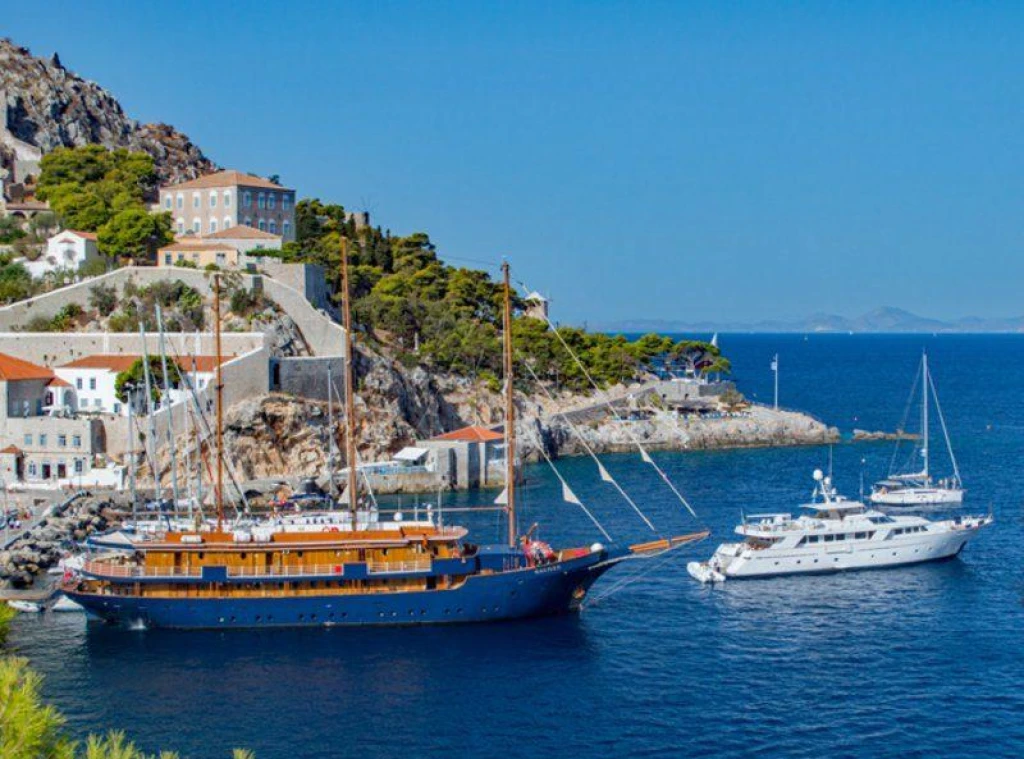 'Cyclades'in İncileri Gemisi: Zamansız Bir Yunan Adası Macerası'