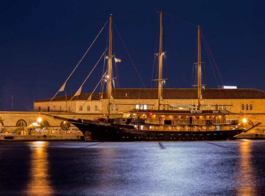 'Cyclades'in İncileri Gemisi: Zamansız Bir Yunan Adası Macerası'