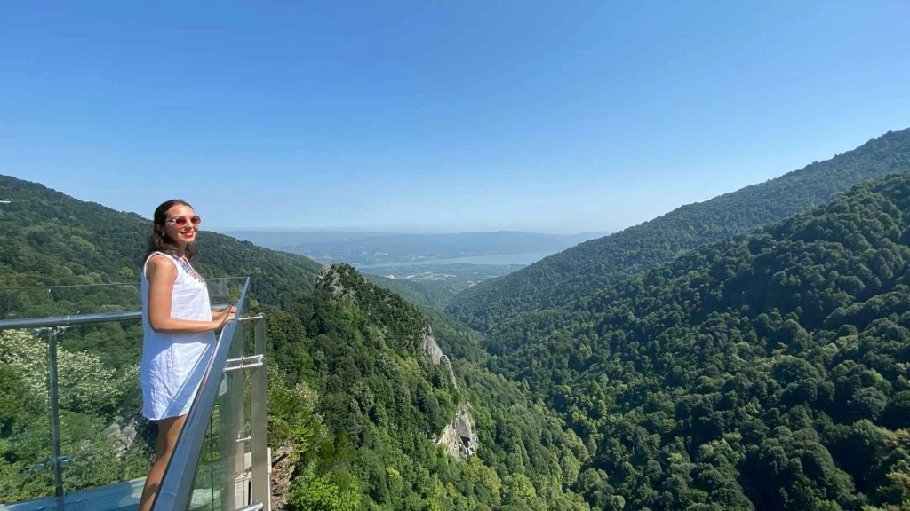Kurban Bayramı Özel Günübirlik Maşukiye Cam Teras Ormanya Hobbit Evleri Turu