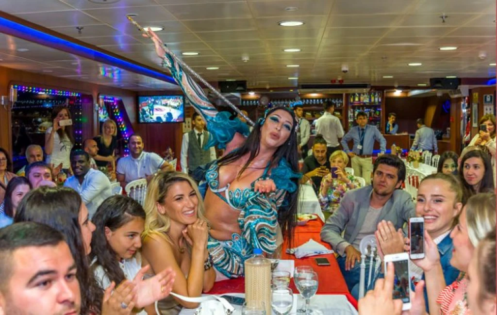 Круиз на ужин по Босфору с турецким шоу