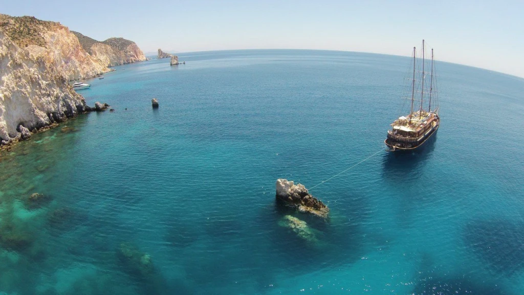 'Cyclades'in İncileri Gemisi: Zamansız Bir Yunan Adası Macerası'