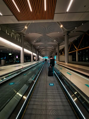 "Metro do Aeroporto de Istambul (M11) vs. Transferência VIP Privada: A Batalha de Eficiência de 2026"