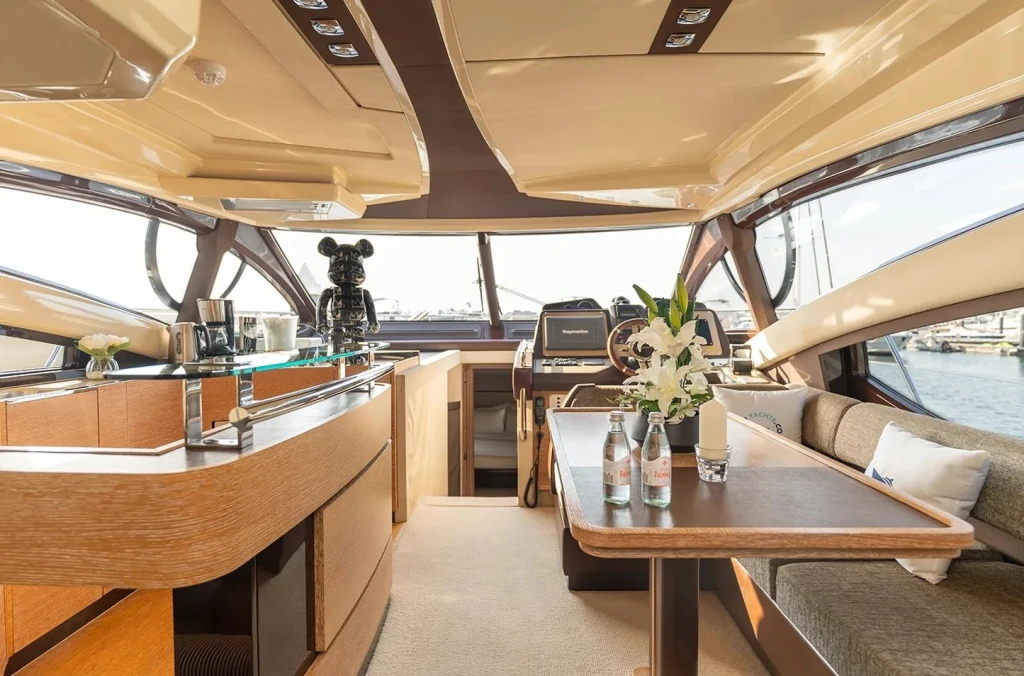 إيجار يخت فخم في دبي 53 قدم - 15 ضيف