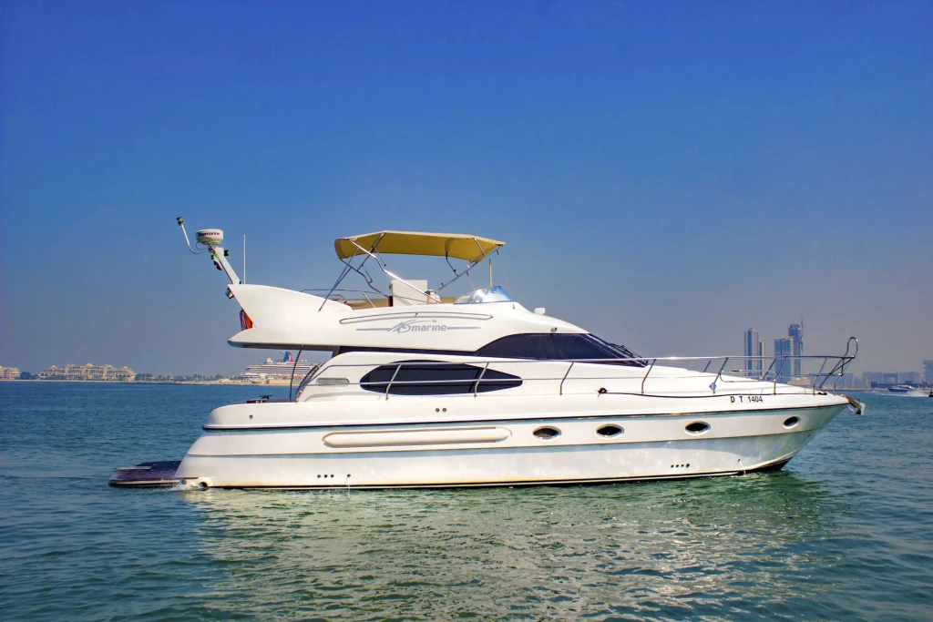 إيجار يخت فخم في دبي 53 قدم - 15 ضيف