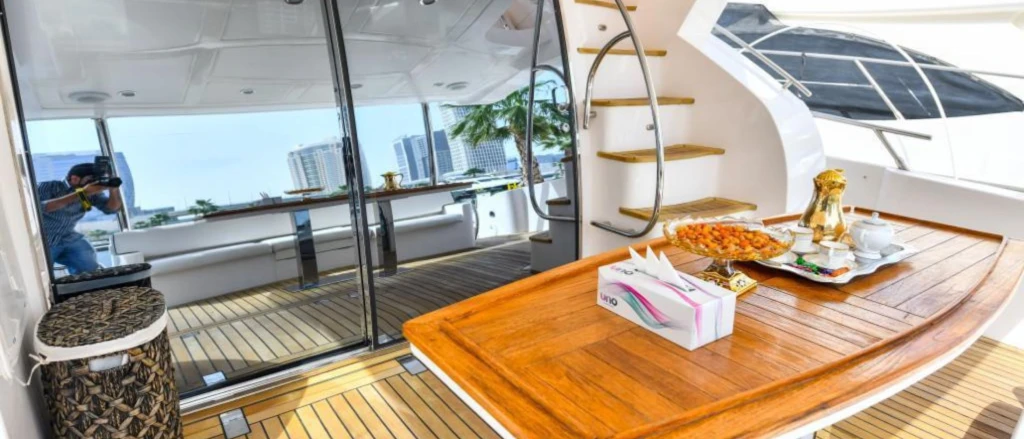 Dubai Luxe Jachtverhuur 56 FT – 16 Gasten