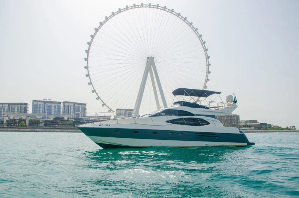 Аренда розкішного яхти в Дубаї 52 ФТ – 15 гостей