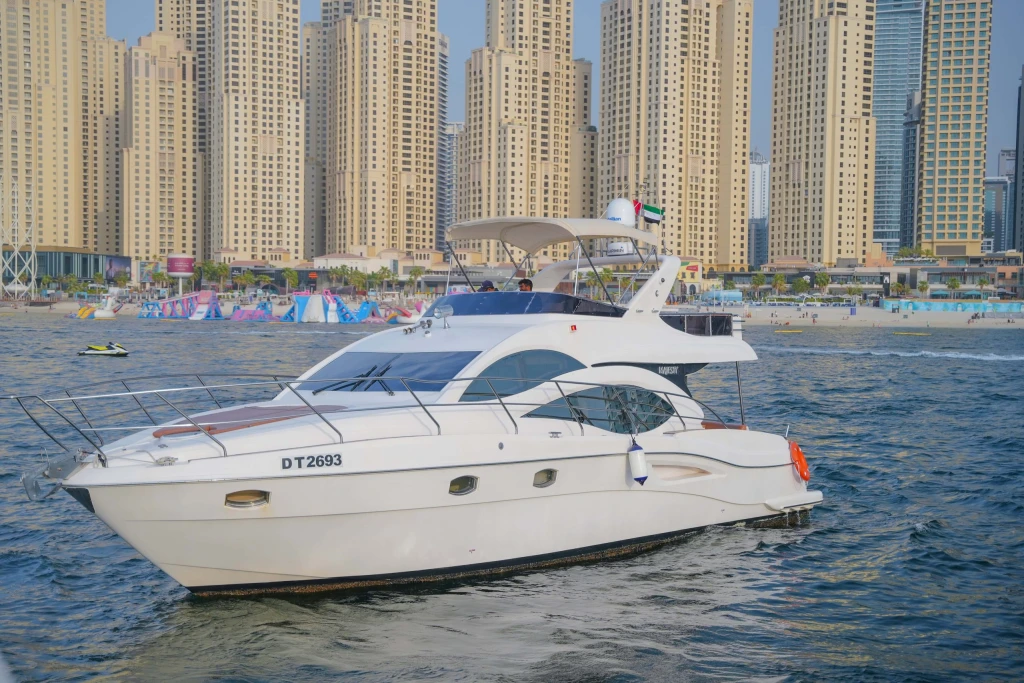 Аренда розкішного яхти в Дубаї 52 ФТ – 15 гостей