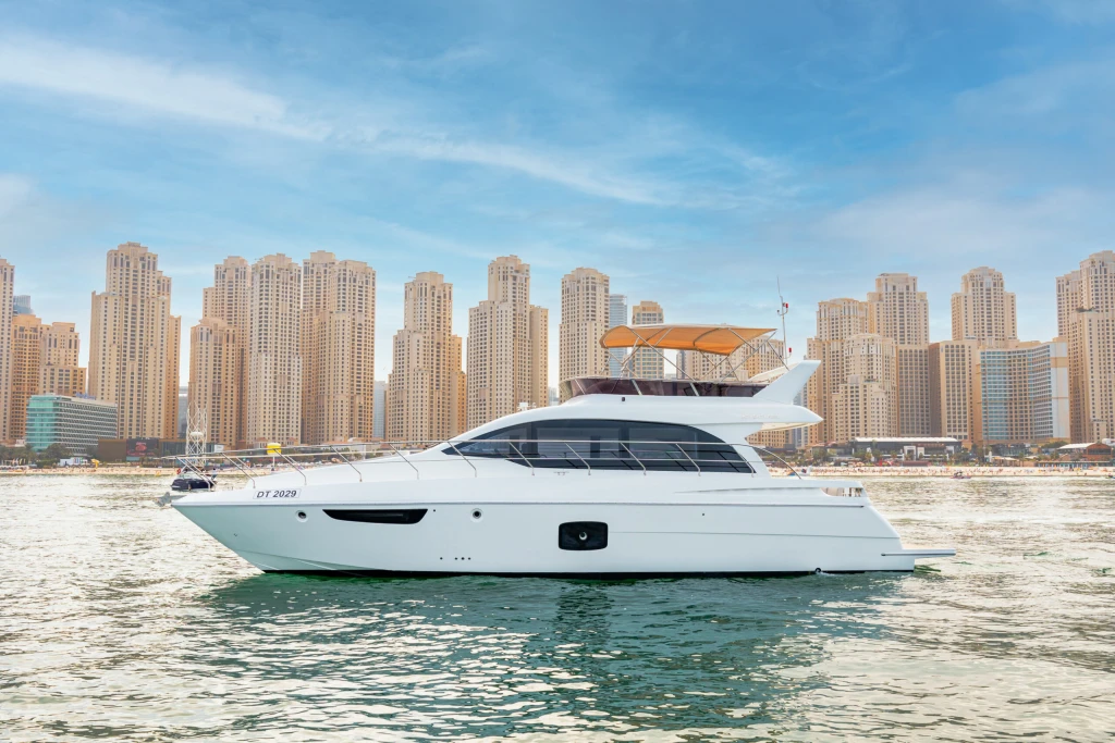 Аренда розкішного яхти в Дубаї 52 ФТ – 15 гостей