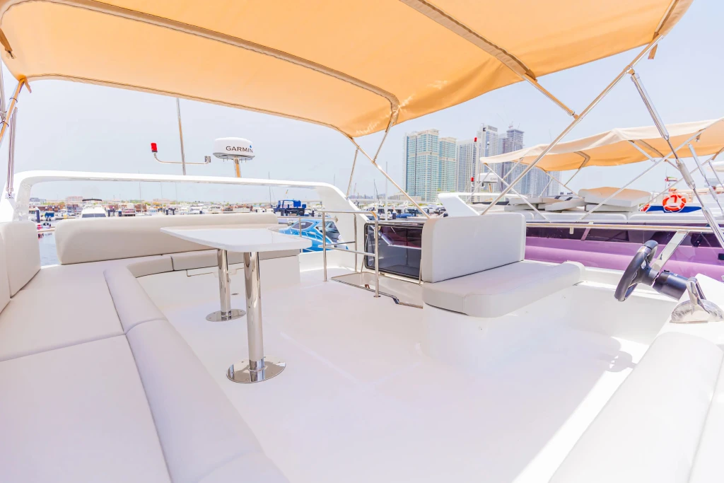 Аренда розкішного яхти в Дубаї 52 ФТ – 15 гостей