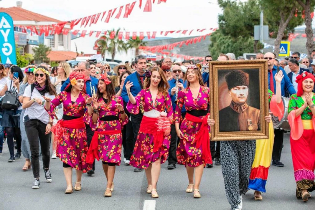 TEK TUR İKİ FESTİVAL BİR ARADA- ALAÇATI OT FESTİVALİ VE URLA ENGİNAR FESTİVALİ..