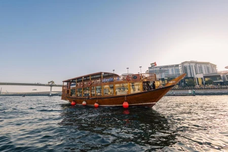 Cruise cu Dhow Alexandra în Dubai Marina | Tur cu cină pe barcă