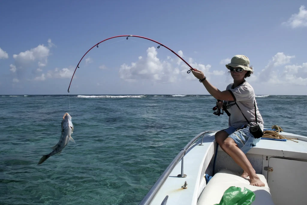 Excursión de pesca en mar abierto con recogida en el hotel