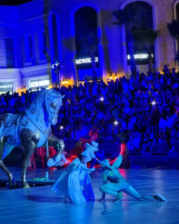 Côté : Spectacle Aquatique de la Terre des Légendes et Shopping avec Transport