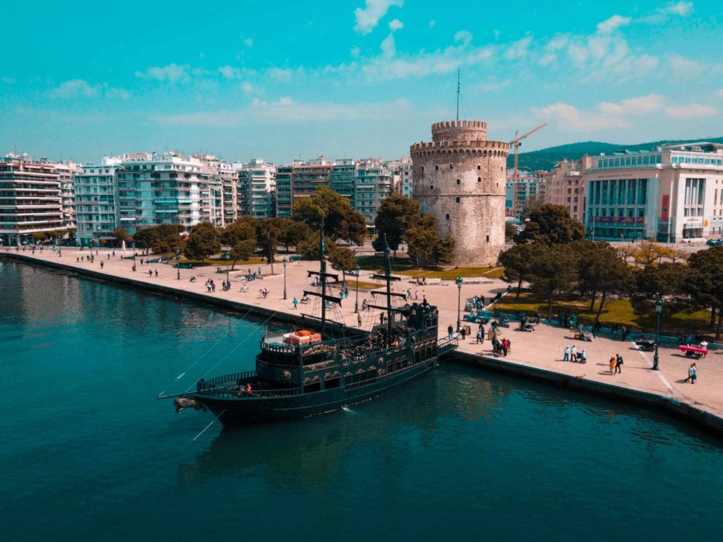 Thessaloniki: Pirate Ship Cruise with Drink & Views