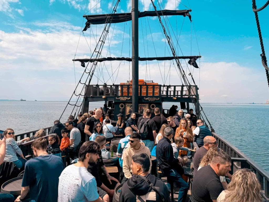 Thessaloniki: Pirate Ship Cruise with Drink & Views