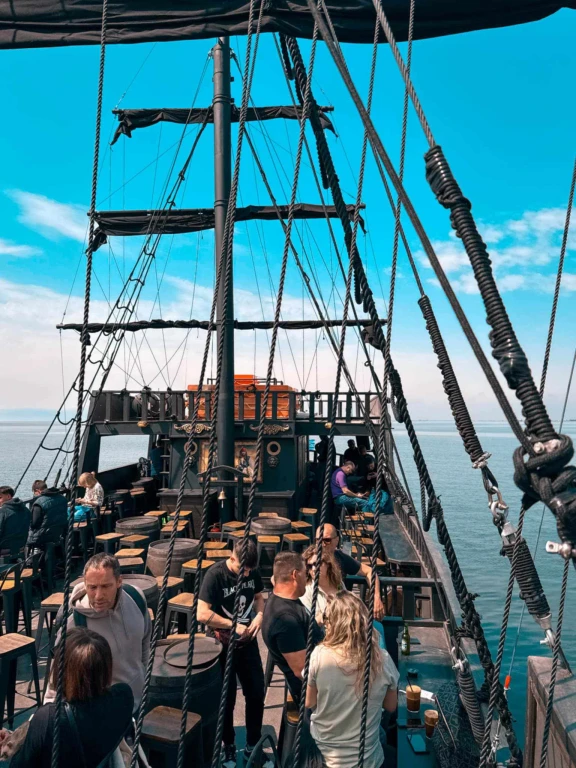 Thessaloniki: Pirate Ship Cruise with Drink & Views