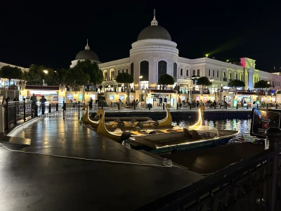 Tour de Compras y Espectáculo Nocturno en la Tierra de Leyendas