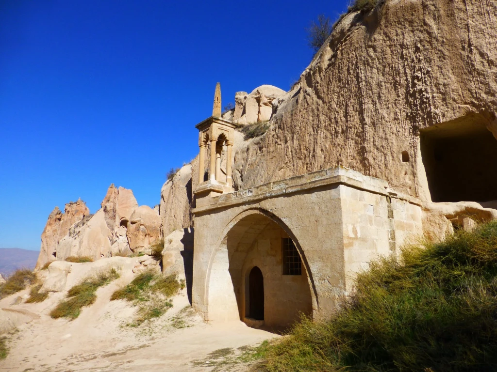 Zbor cu balonul în Cappadocia + Turul Roșu | Combinație clasică la răsărit în aceeași zi